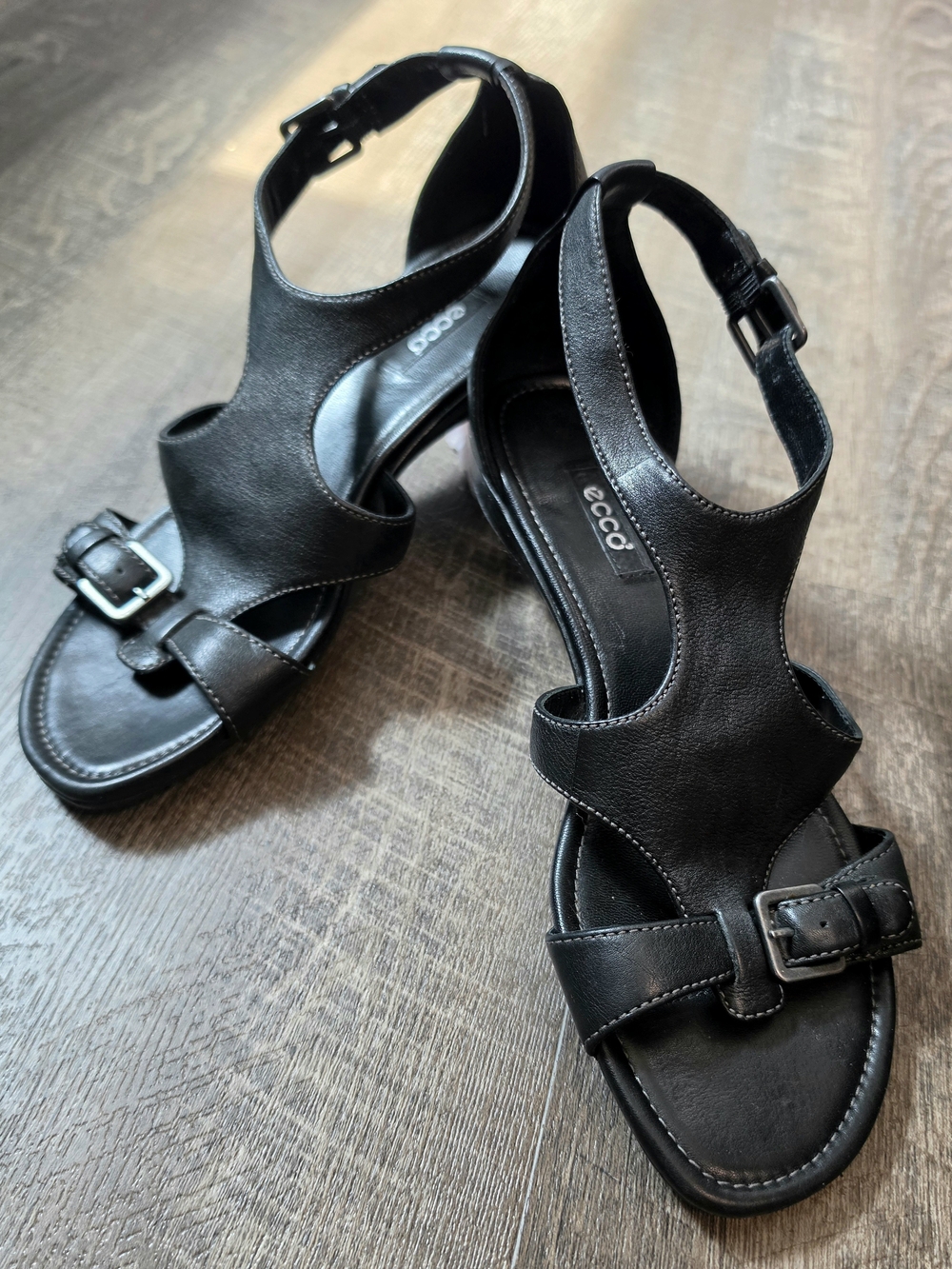 Ecco Leather T Strap Micro Wedge Sandals Women's 7-7.5 Black w/ Buckle Accent